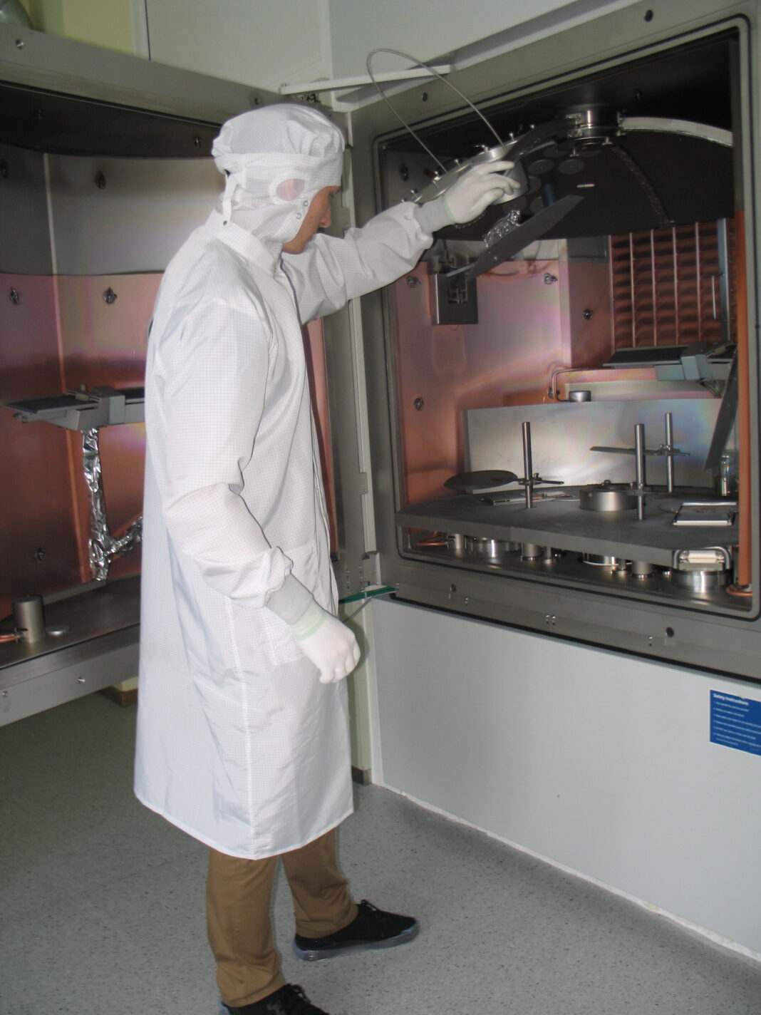 Bild 2_Bestückung der Vakuumbeschichtungsanlage 2_Copyright CeramOptec