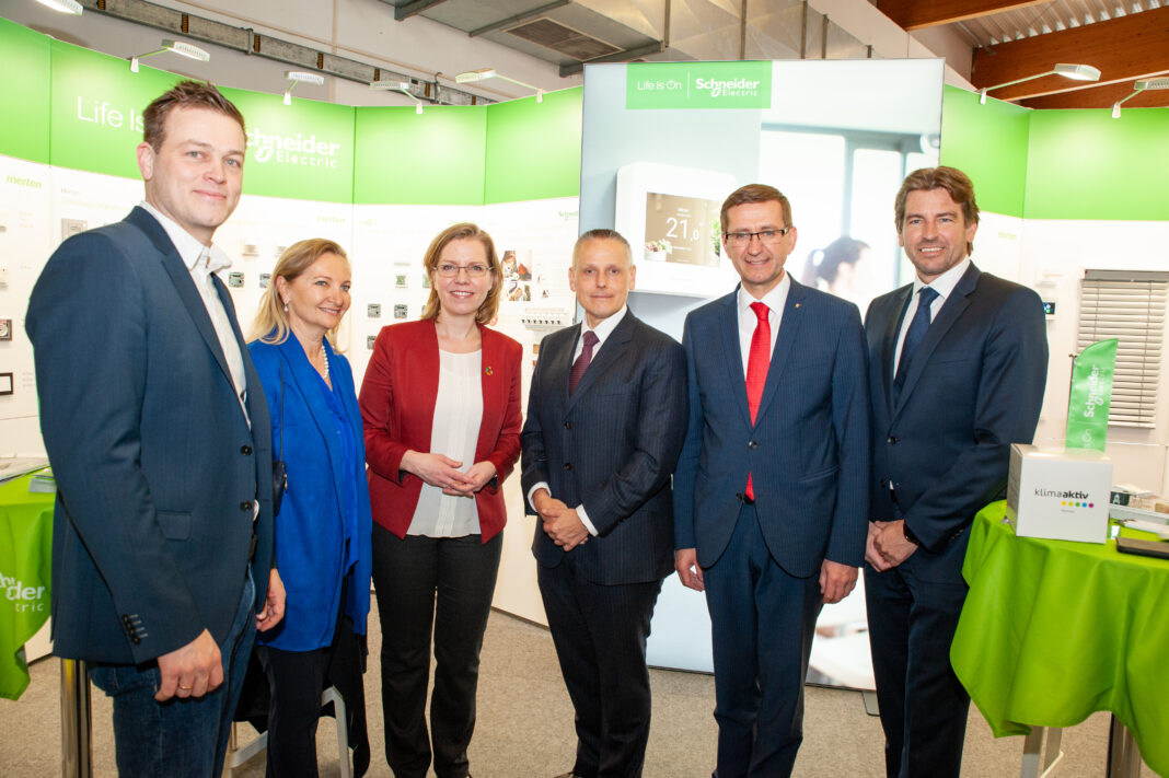 Bundesministerin Leonore Gewessler im Gespräch mit Schneider Electric