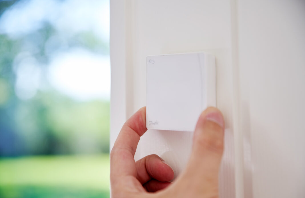 Danfoss_Icon2_Wireless Room Thermostat_Close up_1