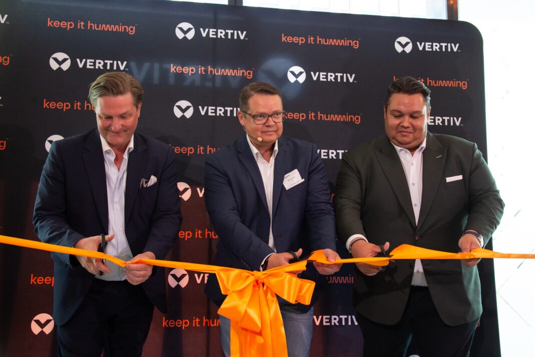 Von links: Karsten Winther, President EMEA Vertiv, Marcus Auer, Services Director DACH Vertiv, Phil Cullerton, VP Services EMEA Vertiv
