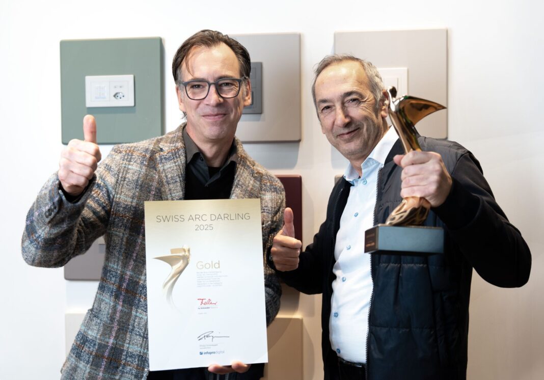 Cello Duff (Marcom Director Schneider Electric Schweiz) und Raul Bonade (Product Marketing & Innovation Director Feller AG) mit dem Swiss Arc Gold Award